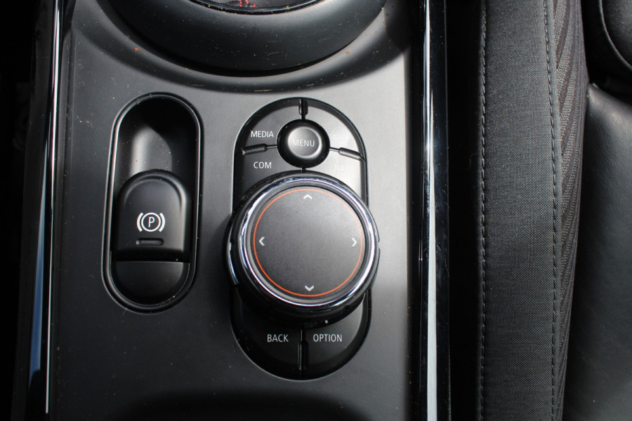 MINI Clubman 2.0 Cooper S Chili Serious Business / Leder / 19'' / Navigatie / Keyless / Getint glas / Parkeerhulp V+A / Stoelverwarming / DAB / Cruise Control