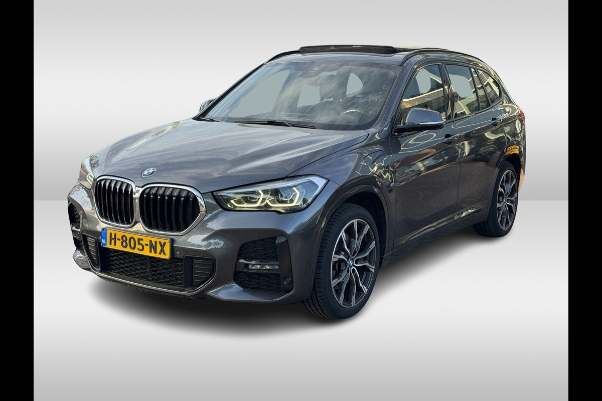 BMW X1 xDrive25e Executive Ed. M Sport / Trekhaak / Panoramadak / Camera / Head-up / Leder / 19'' / Navigatie / Stoelverwarming / DAB / Cruise Control
