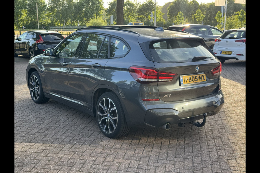 BMW X1 xDrive25e Executive Ed. M Sport / Trekhaak / Panoramadak / Camera / Head-up / Leder / 19'' / Navigatie / Stoelverwarming / DAB / Cruise Control