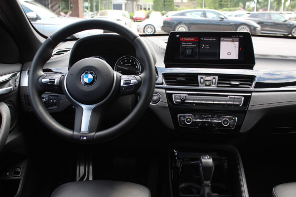 BMW X1 xDrive25e Executive Ed. M Sport / Trekhaak / Panoramadak / Camera / Head-up / Leder / 19'' / Navigatie / Stoelverwarming / DAB / Cruise Control