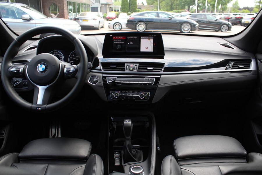 BMW X1 xDrive25e Executive Ed. M Sport / Trekhaak / Panoramadak / Camera / Head-up / Leder / 19'' / Navigatie / Stoelverwarming / DAB / Cruise Control