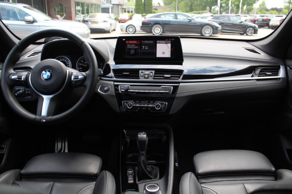 BMW X1 xDrive25e Executive Ed. M Sport / Trekhaak / Panoramadak / Camera / Head-up / Leder / 19'' / Navigatie / Stoelverwarming / DAB / Cruise Control