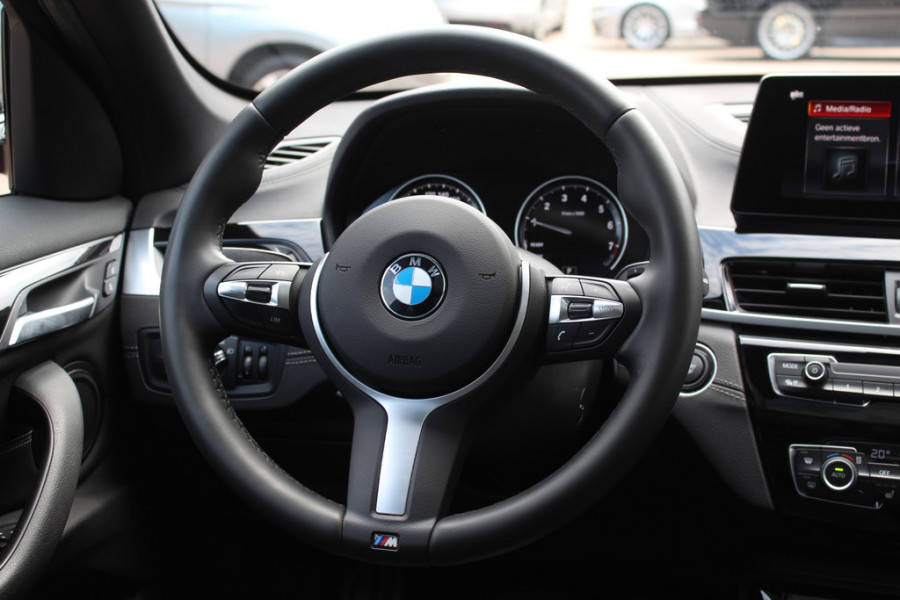 BMW X1 xDrive25e Executive Ed. M Sport / Trekhaak / Panoramadak / Camera / Head-up / Leder / 19'' / Navigatie / Stoelverwarming / DAB / Cruise Control