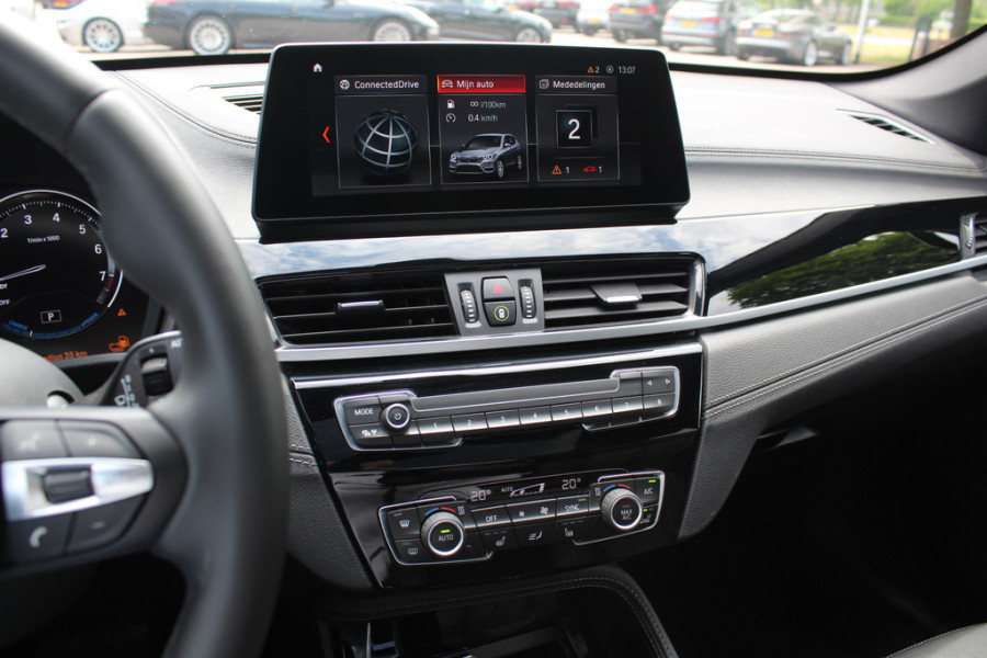 BMW X1 xDrive25e Executive Ed. M Sport / Trekhaak / Panoramadak / Camera / Head-up / Leder / 19'' / Navigatie / Stoelverwarming / DAB / Cruise Control