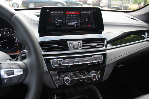 BMW X1 xDrive25e Executive Ed. M Sport / Trekhaak / Panoramadak / Camera / Head-up / Leder / 19'' / Navigatie / Stoelverwarming / DAB / Cruise Control