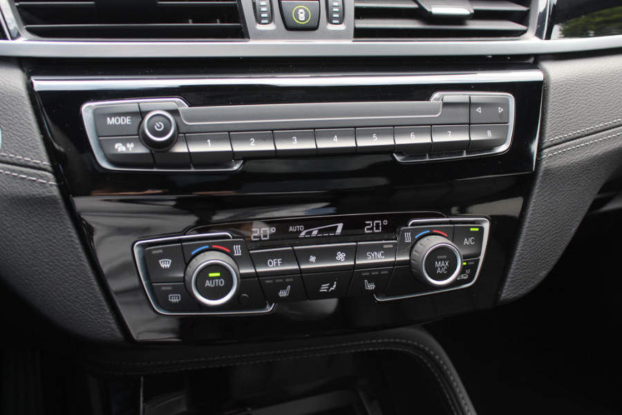 BMW X1 xDrive25e Executive Ed. M Sport / Trekhaak / Panoramadak / Camera / Head-up / Leder / 19'' / Navigatie / Stoelverwarming / DAB / Cruise Control