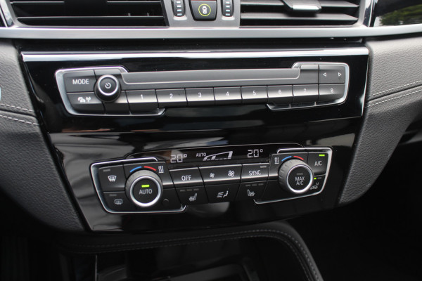 BMW X1 xDrive25e Executive Ed. M Sport / Trekhaak / Panoramadak / Camera / Head-up / Leder / 19'' / Navigatie / Stoelverwarming / DAB / Cruise Control