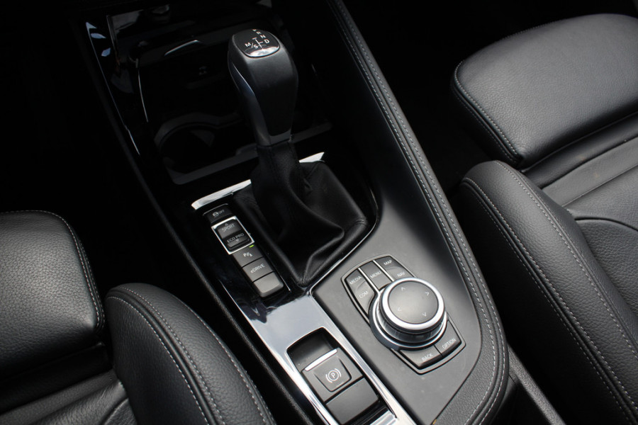 BMW X1 xDrive25e Executive Ed. M Sport / Trekhaak / Panoramadak / Camera / Head-up / Leder / 19'' / Navigatie / Stoelverwarming / DAB / Cruise Control