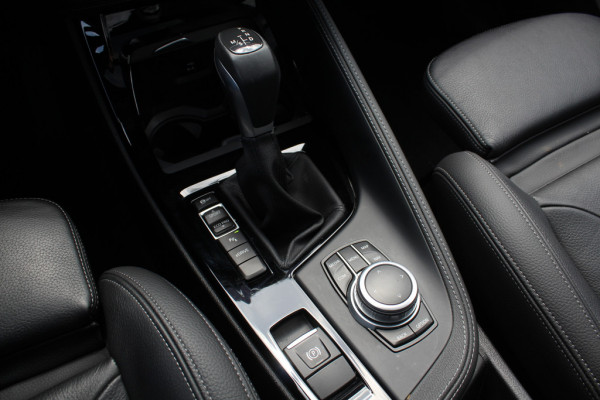 BMW X1 xDrive25e Executive Ed. M Sport / Trekhaak / Panoramadak / Camera / Head-up / Leder / 19'' / Navigatie / Stoelverwarming / DAB / Cruise Control