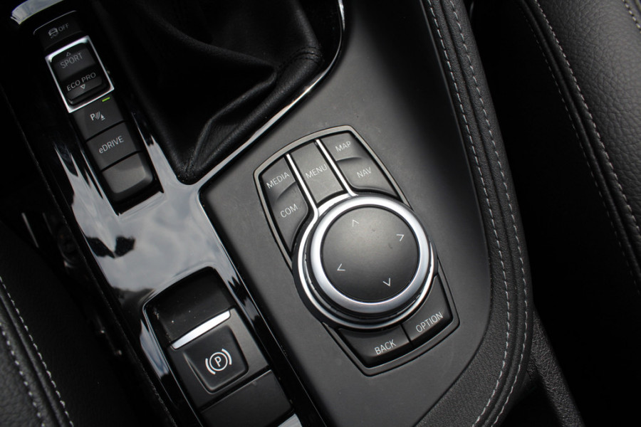 BMW X1 xDrive25e Executive Ed. M Sport / Trekhaak / Panoramadak / Camera / Head-up / Leder / 19'' / Navigatie / Stoelverwarming / DAB / Cruise Control