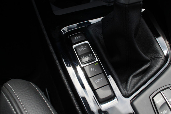 BMW X1 xDrive25e Executive Ed. M Sport / Trekhaak / Panoramadak / Camera / Head-up / Leder / 19'' / Navigatie / Stoelverwarming / DAB / Cruise Control
