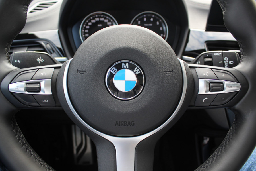 BMW X1 xDrive25e Executive Ed. M Sport / Trekhaak / Panoramadak / Camera / Head-up / Leder / 19'' / Navigatie / Stoelverwarming / DAB / Cruise Control
