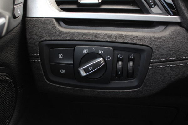 BMW X1 xDrive25e Executive Ed. M Sport / Trekhaak / Panoramadak / Camera / Head-up / Leder / 19'' / Navigatie / Stoelverwarming / DAB / Cruise Control