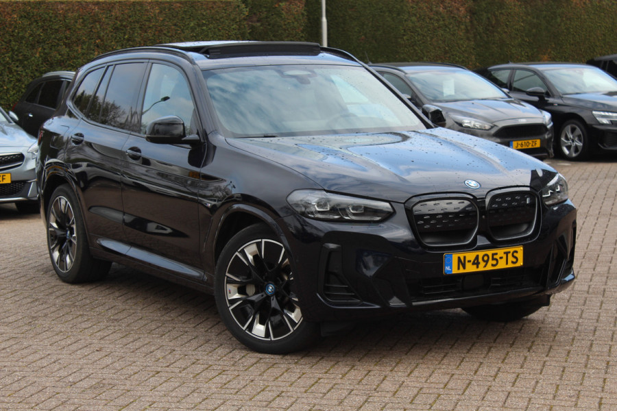 BMW iX3 High Executive 80 kWh / SoH 99% / Trekhaak / Panoramadak / 360Camera / Head-up / 20'' / Leder / Harman Kardon / Sfeerverlichting / Dodehoek / DAB / Stoelverwarming / ACC