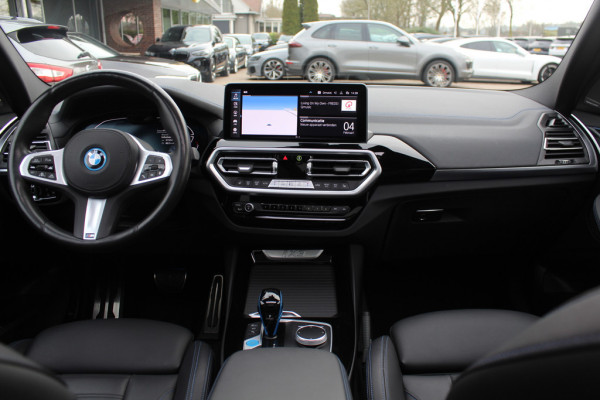 BMW iX3 High Executive 80 kWh / SoH 99% / Trekhaak / Panoramadak / 360Camera / Head-up / 20'' / Leder / Harman Kardon / Sfeerverlichting / Dodehoek / DAB / Stoelverwarming / ACC