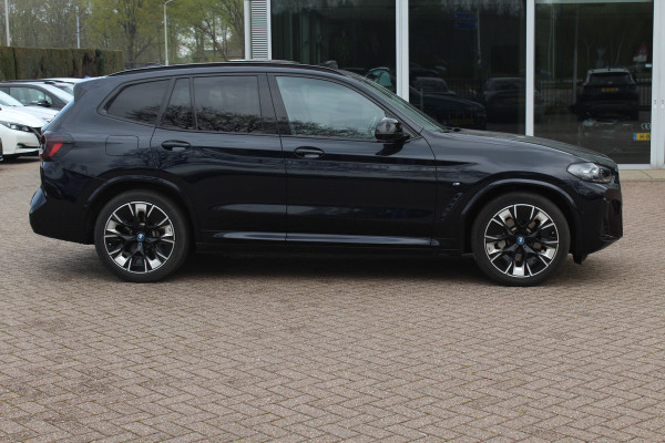 BMW iX3 High Executive 80 kWh / SoH 99% / Trekhaak / Panoramadak / 360Camera / Head-up / 20'' / Leder / Harman Kardon / Sfeerverlichting / Dodehoek / DAB / Stoelverwarming / ACC