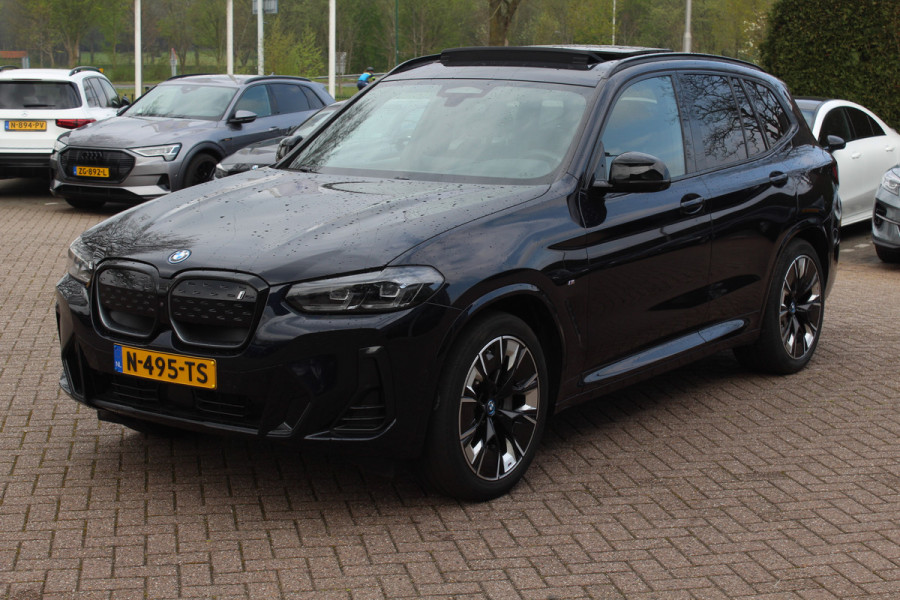 BMW iX3 High Executive 80 kWh / SoH 99% / Trekhaak / Panoramadak / 360Camera / Head-up / 20'' / Leder / Harman Kardon / Sfeerverlichting / Dodehoek / DAB / Stoelverwarming / ACC