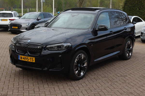 BMW iX3 High Executive 80 kWh / SoH 99% / Trekhaak / Panoramadak / 360Camera / Head-up / 20'' / Leder / Harman Kardon / Sfeerverlichting / Dodehoek / DAB / Stoelverwarming / ACC