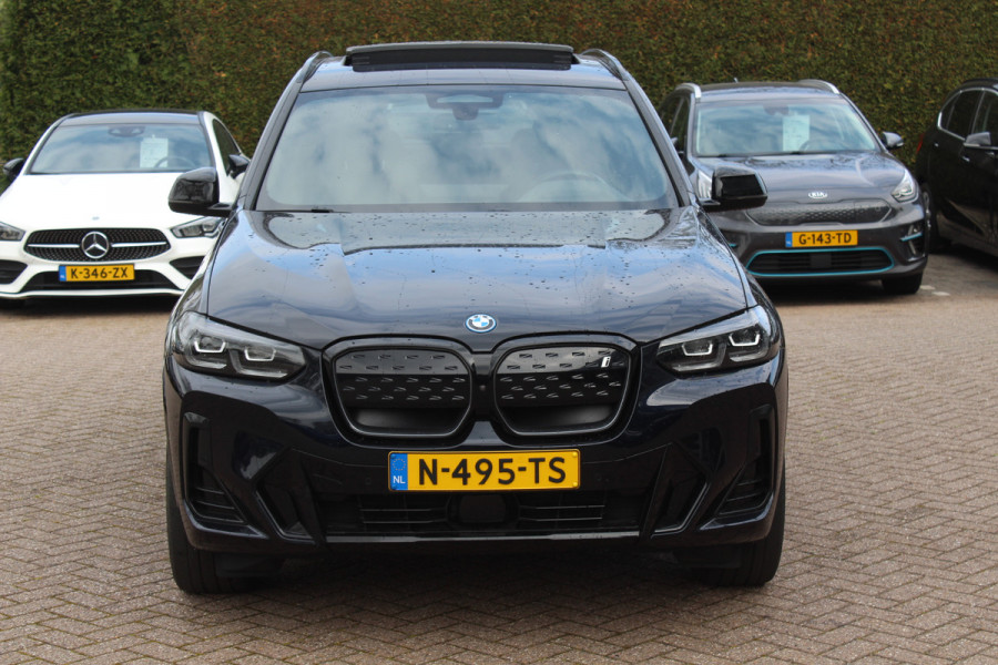 BMW iX3 High Executive 80 kWh / SoH 99% / Trekhaak / Panoramadak / 360Camera / Head-up / 20'' / Leder / Harman Kardon / Sfeerverlichting / Dodehoek / DAB / Stoelverwarming / ACC