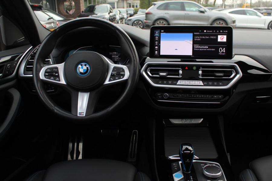BMW iX3 High Executive 80 kWh / SoH 99% / Trekhaak / Panoramadak / 360Camera / Head-up / 20'' / Leder / Harman Kardon / Sfeerverlichting / Dodehoek / DAB / Stoelverwarming / ACC