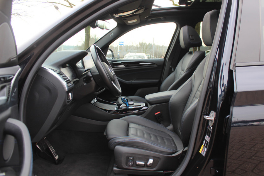 BMW iX3 High Executive 80 kWh / SoH 99% / Trekhaak / Panoramadak / 360Camera / Head-up / 20'' / Leder / Harman Kardon / Sfeerverlichting / Dodehoek / DAB / Stoelverwarming / ACC