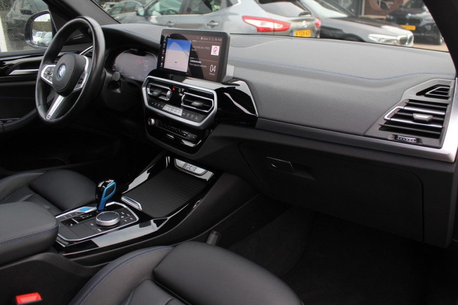 BMW iX3 High Executive 80 kWh / SoH 99% / Trekhaak / Panoramadak / 360Camera / Head-up / 20'' / Leder / Harman Kardon / Sfeerverlichting / Dodehoek / DAB / Stoelverwarming / ACC