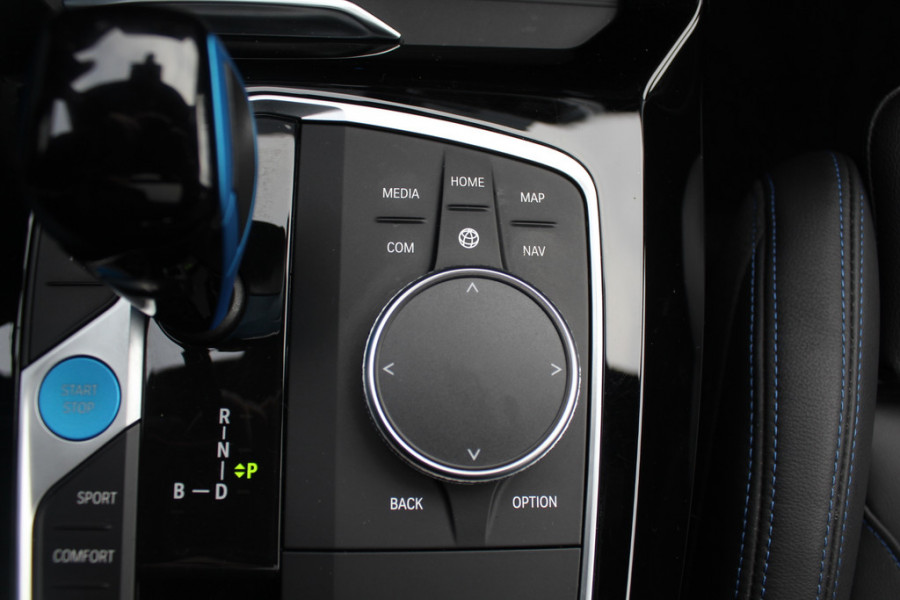 BMW iX3 High Executive 80 kWh / SoH 99% / Trekhaak / Panoramadak / 360Camera / Head-up / 20'' / Leder / Harman Kardon / Sfeerverlichting / Dodehoek / DAB / Stoelverwarming / ACC