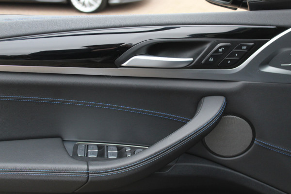 BMW iX3 High Executive 80 kWh / SoH 99% / Trekhaak / Panoramadak / 360Camera / Head-up / 20'' / Leder / Harman Kardon / Sfeerverlichting / Dodehoek / DAB / Stoelverwarming / ACC