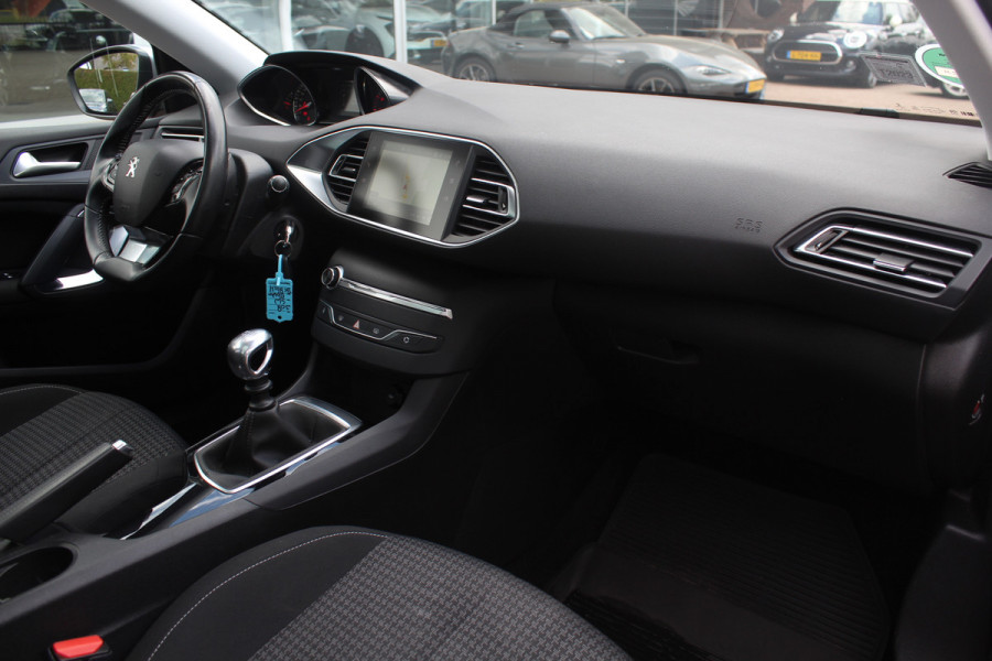 Peugeot 308 SW 1.2 PureTech Blue Lease Exe. / NIEUWSTAAT! / Panoramadak / Navigatie / Parkeerhulp V+A / 16'' / DAB / Cruise Control