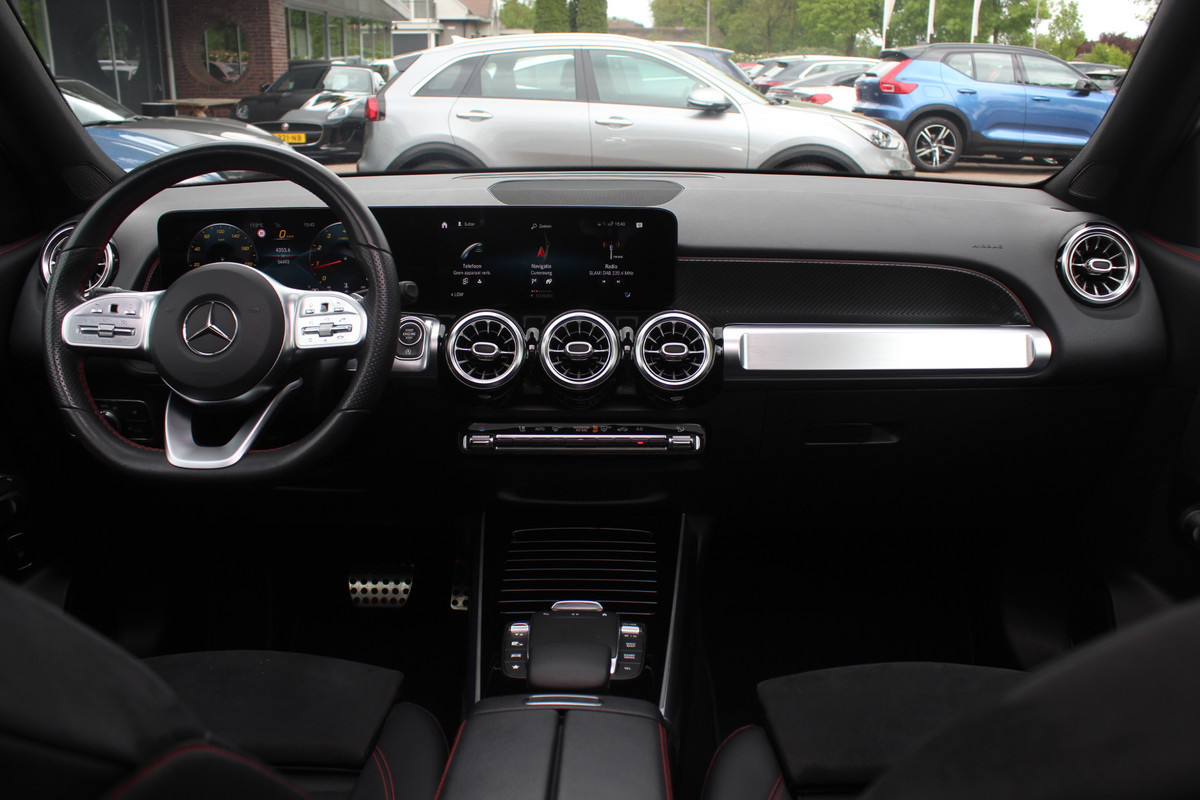Mercedes-Benz Glb 200 Premium Plus 7p. / Panoramadak / Camera / 20'' / Sfeerverlichting / Navigatie / Dodehoek / DAB / Stoelverwarming / Cruise Control Mercedes-Benz Glb 200 Premium Plus 7p. / Panoramadak / Camera / 20'' / Sfeerverlichting / Navigatie / Dodehoek / DAB / Stoelverwarming / Cruise Control