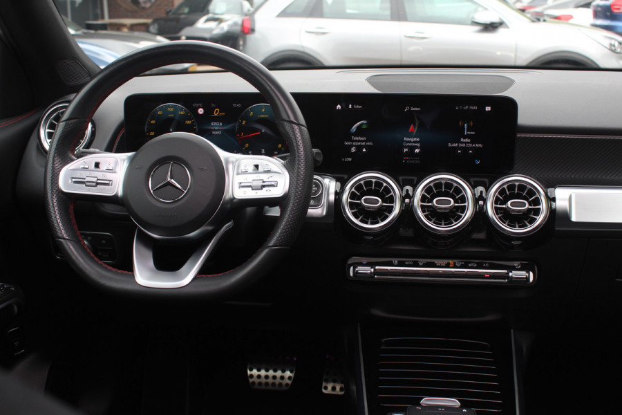 Mercedes-Benz Glb 200 Premium Plus 7p. / Panoramadak / Camera / 20'' / Sfeerverlichting / Navigatie / Dodehoek / DAB / Stoelverwarming / Cruise Control