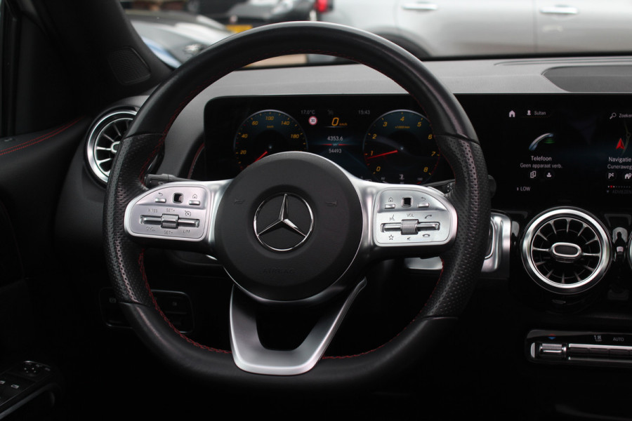 Mercedes-Benz Glb 200 Premium Plus 7p. / Panoramadak / Camera / 20'' / Sfeerverlichting / Navigatie / Dodehoek / DAB / Stoelverwarming / Cruise Control