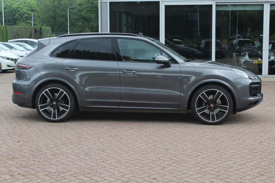 Porsche Cayenne 3.0 E-Hybrid Platinum Edition / Trekhaak / Panoramadak / 360Camera / 22'' / Matrix LED / Luchtvering / Sportdesign / Sportchrono / Keyless / Stoelventilatie / Stuurverwarming / Dodehoek / DAB / ACC
