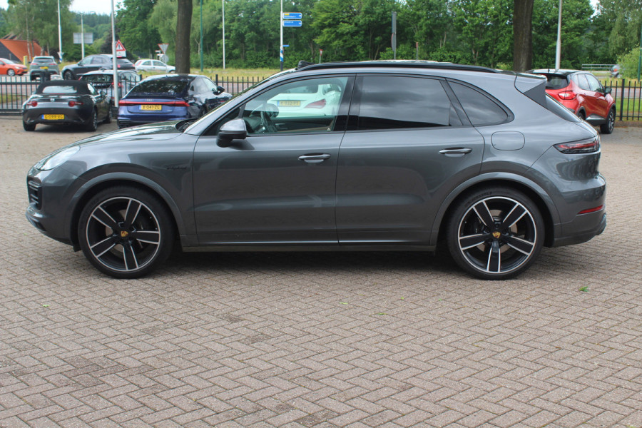 Porsche Cayenne 3.0 E-Hybrid Platinum Edition / Trekhaak / Panoramadak / 360Camera / 22'' / Matrix LED / Luchtvering / Sportdesign / Sportchrono / Keyless / Stoelventilatie / Stuurverwarming / Dodehoek / DAB / ACC
