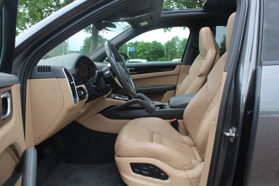 Porsche Cayenne 3.0 E-Hybrid Platinum Edition / Trekhaak / Panoramadak / 360Camera / 22'' / Matrix LED / Luchtvering / Sportdesign / Sportchrono / Keyless / Stoelventilatie / Stuurverwarming / Dodehoek / DAB / ACC