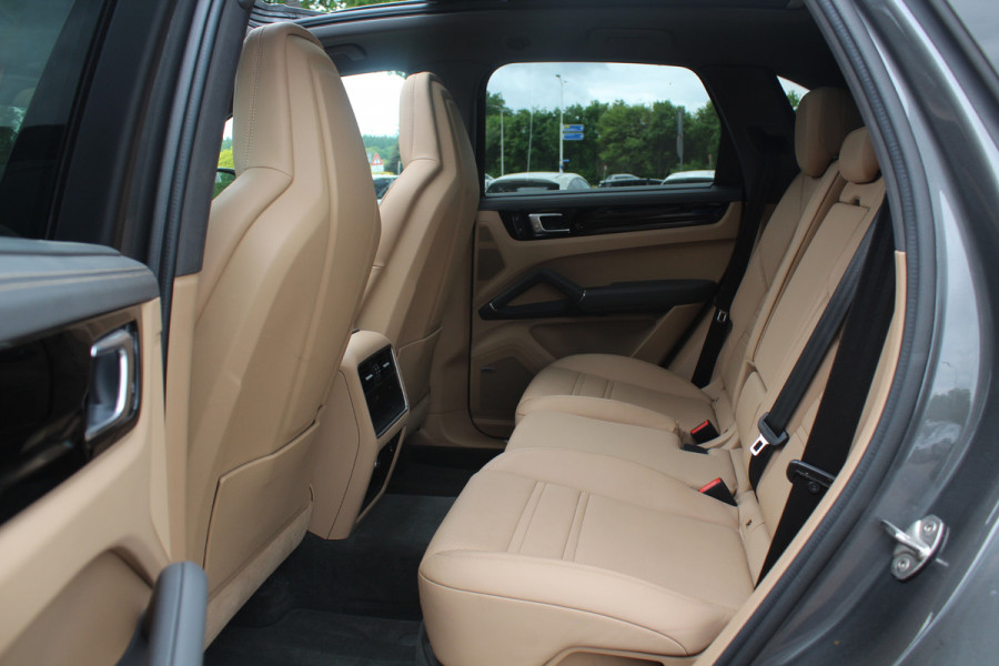Porsche Cayenne 3.0 E-Hybrid Platinum Edition / Trekhaak / Panoramadak / 360Camera / 22'' / Matrix LED / Luchtvering / Sportdesign / Sportchrono / Keyless / Stoelventilatie / Stuurverwarming / Dodehoek / DAB / ACC