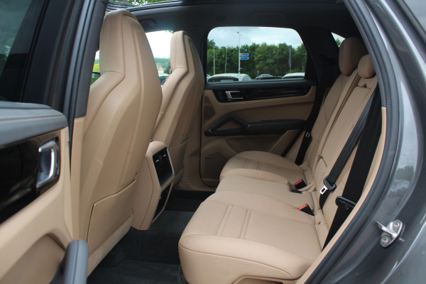 Porsche Cayenne 3.0 E-Hybrid Platinum Edition / Trekhaak / Panoramadak / 360Camera / 22'' / Matrix LED / Luchtvering / Sportdesign / Sportchrono / Keyless / Stoelventilatie / Stuurverwarming / Dodehoek / DAB / ACC