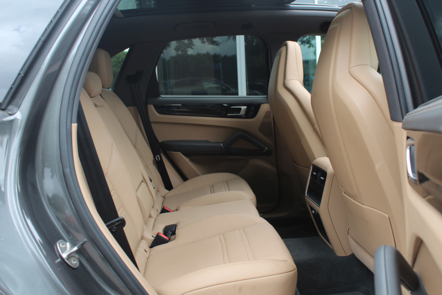 Porsche Cayenne 3.0 E-Hybrid Platinum Edition / Trekhaak / Panoramadak / 360Camera / 22'' / Matrix LED / Luchtvering / Sportdesign / Sportchrono / Keyless / Stoelventilatie / Stuurverwarming / Dodehoek / DAB / ACC