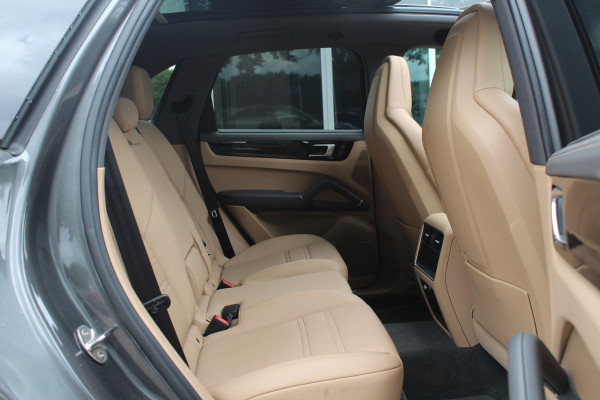 Porsche Cayenne 3.0 E-Hybrid Platinum Edition / Trekhaak / Panoramadak / 360Camera / 22'' / Matrix LED / Luchtvering / Sportdesign / Sportchrono / Keyless / Stoelventilatie / Stuurverwarming / Dodehoek / DAB / ACC