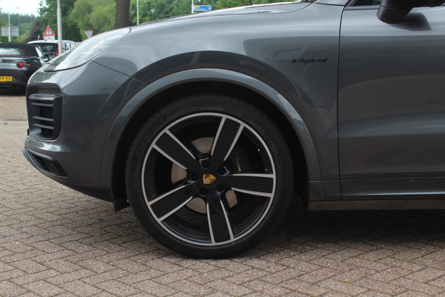 Porsche Cayenne 3.0 E-Hybrid Platinum Edition / Trekhaak / Panoramadak / 360Camera / 22'' / Matrix LED / Luchtvering / Sportdesign / Sportchrono / Keyless / Stoelventilatie / Stuurverwarming / Dodehoek / DAB / ACC