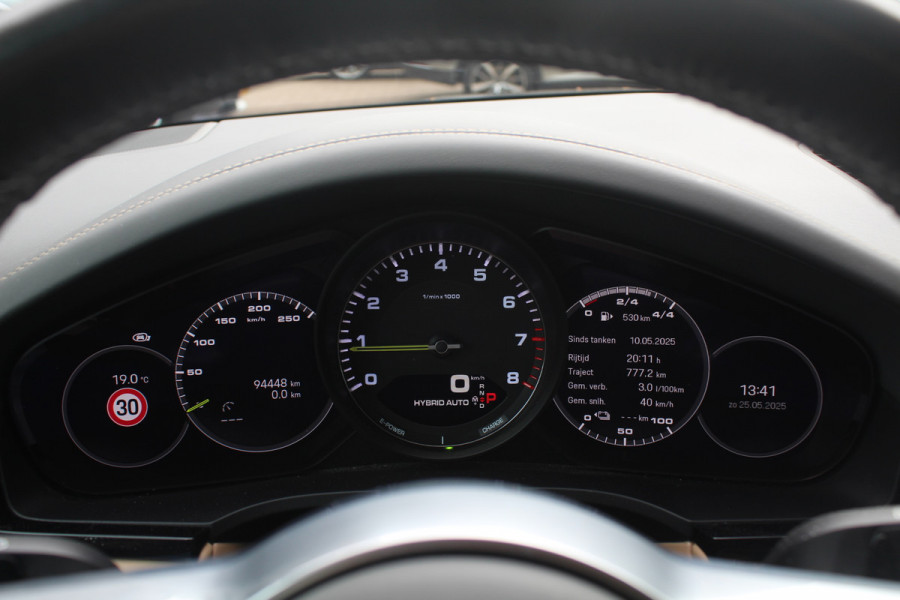 Porsche Cayenne 3.0 E-Hybrid Platinum Edition / Trekhaak / Panoramadak / 360Camera / 22'' / Matrix LED / Luchtvering / Sportdesign / Sportchrono / Keyless / Stoelventilatie / Stuurverwarming / Dodehoek / DAB / ACC