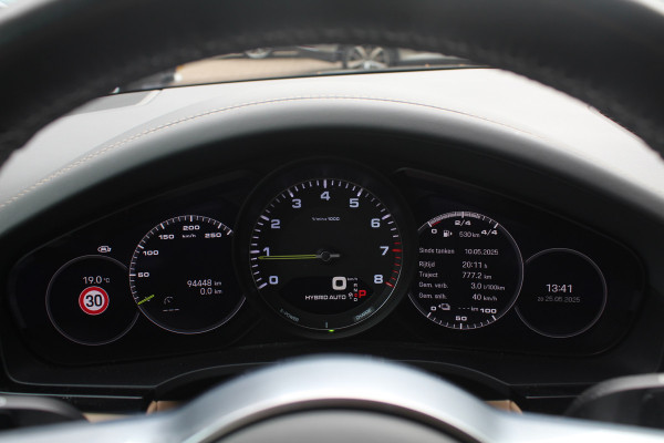 Porsche Cayenne 3.0 E-Hybrid Platinum Edition / Trekhaak / Panoramadak / 360Camera / 22'' / Matrix LED / Luchtvering / Sportdesign / Sportchrono / Keyless / Stoelventilatie / Stuurverwarming / Dodehoek / DAB / ACC