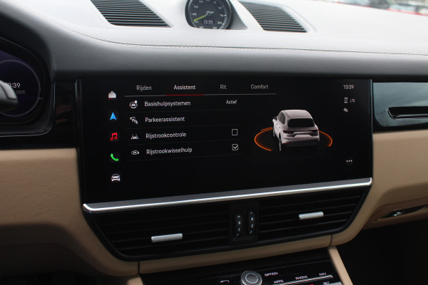 Porsche Cayenne 3.0 E-Hybrid Platinum Edition / Trekhaak / Panoramadak / 360Camera / 22'' / Matrix LED / Luchtvering / Sportdesign / Sportchrono / Keyless / Stoelventilatie / Stuurverwarming / Dodehoek / DAB / ACC