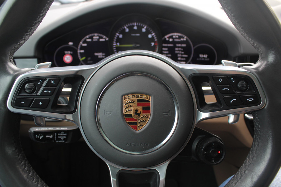 Porsche Cayenne 3.0 E-Hybrid Platinum Edition / Trekhaak / Panoramadak / 360Camera / 22'' / Matrix LED / Luchtvering / Sportdesign / Sportchrono / Keyless / Stoelventilatie / Stuurverwarming / Dodehoek / DAB / ACC