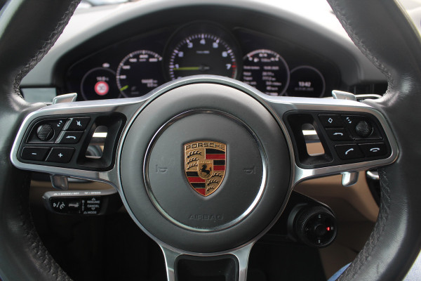 Porsche Cayenne 3.0 E-Hybrid Platinum Edition / Trekhaak / Panoramadak / 360Camera / 22'' / Matrix LED / Luchtvering / Sportdesign / Sportchrono / Keyless / Stoelventilatie / Stuurverwarming / Dodehoek / DAB / ACC