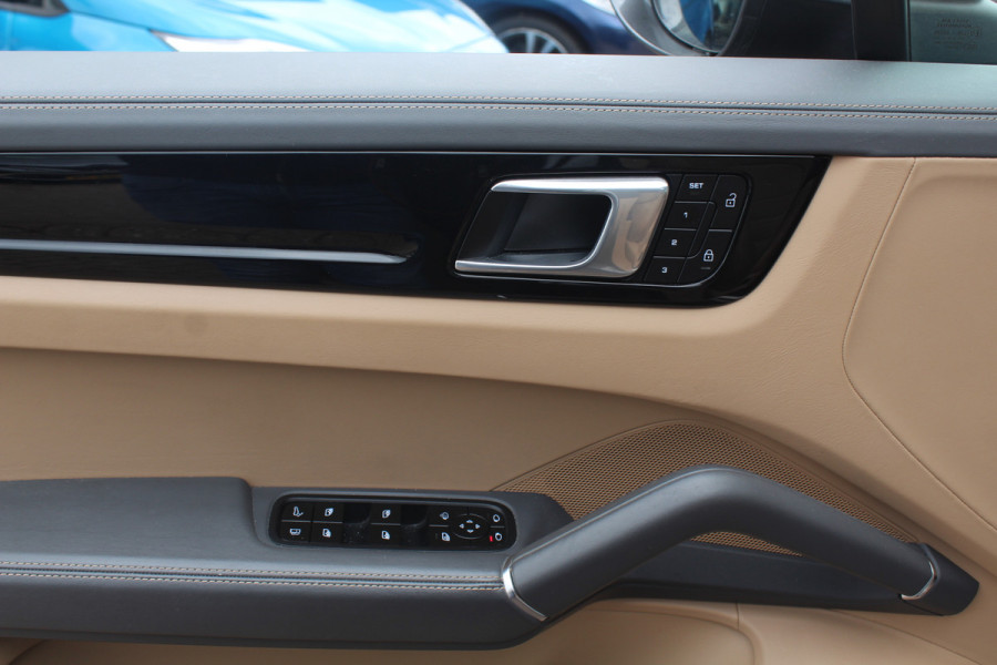 Porsche Cayenne 3.0 E-Hybrid Platinum Edition / Trekhaak / Panoramadak / 360Camera / 22'' / Matrix LED / Luchtvering / Sportdesign / Sportchrono / Keyless / Stoelventilatie / Stuurverwarming / Dodehoek / DAB / ACC