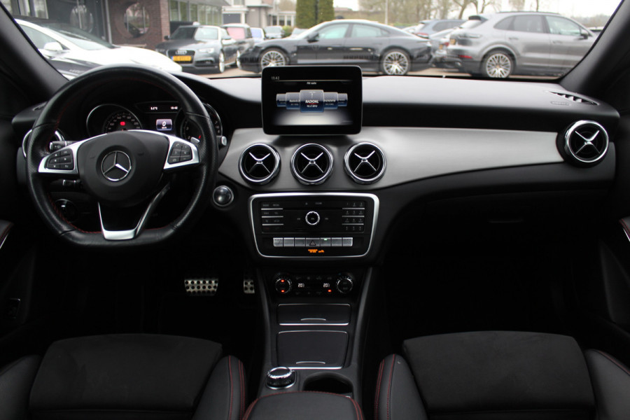 Mercedes-Benz GLA 180 Business Solution AMG / Camera / Apple CarPlay / Half leder / 19'' / Navigatie / Stoelverwarming / Cruise Control