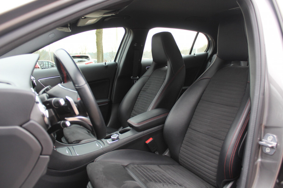 Mercedes-Benz GLA 180 Business Solution AMG / Camera / Apple CarPlay / Half leder / 19'' / Navigatie / Stoelverwarming / Cruise Control