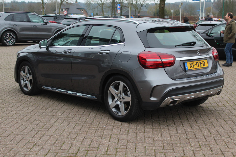 Mercedes-Benz GLA 180 Business Solution AMG / Camera / Apple CarPlay / Half leder / 19'' / Navigatie / Stoelverwarming / Cruise Control