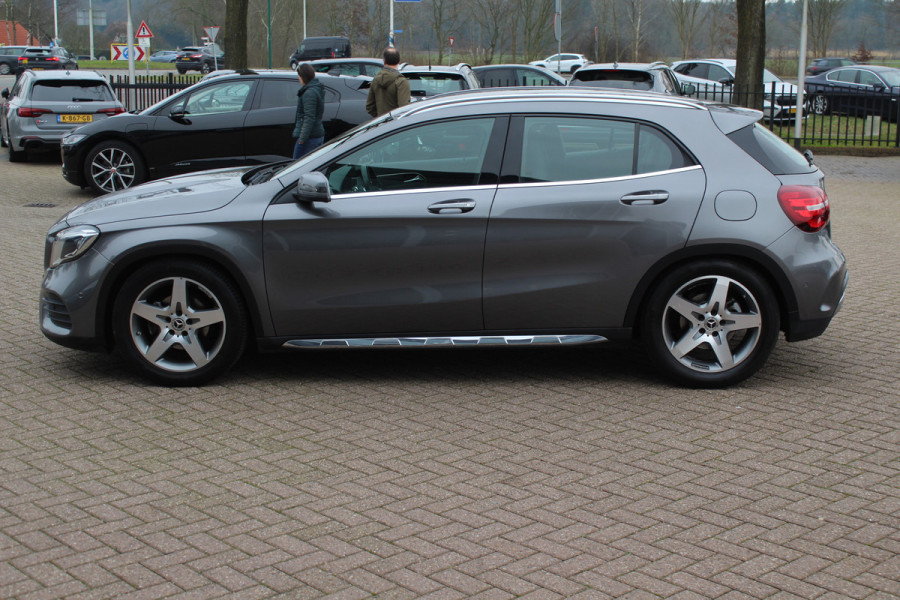 Mercedes-Benz GLA 180 Business Solution AMG / Camera / Apple CarPlay / Half leder / 19'' / Navigatie / Stoelverwarming / Cruise Control